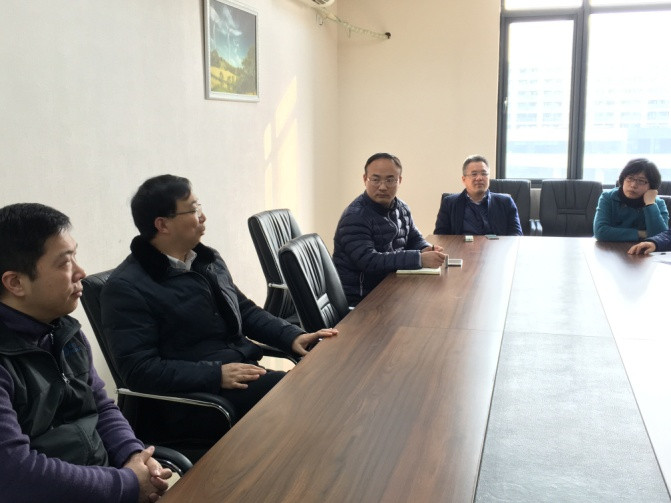 图351吃瓜
姜斌院长和电气工程党支部党员们进行讨论和交流_副本.jpg